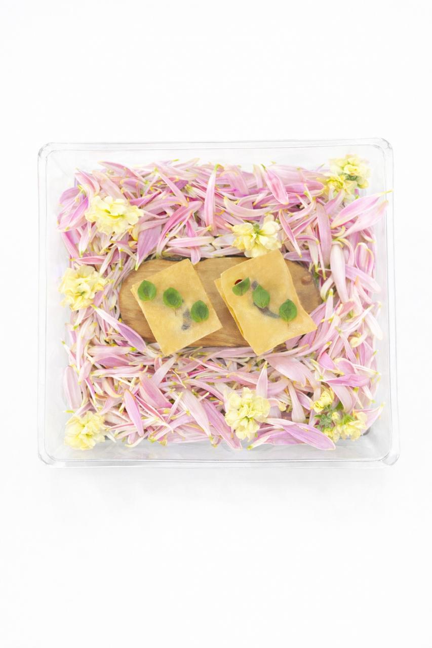 Plato con flores comestibles